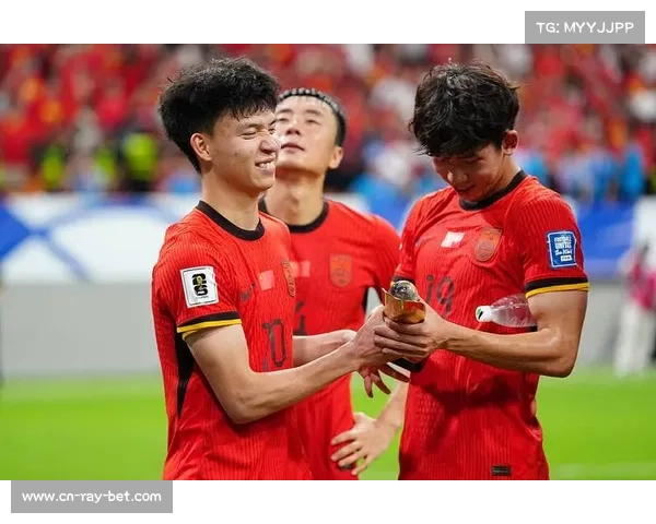 中国U23男足3比1逆转泰国王钰栋梅开二度球迷热情欢呼庆祝 中国U23男足3比1逆转泰国王钰栋梅开二度球迷热情欢呼庆祝